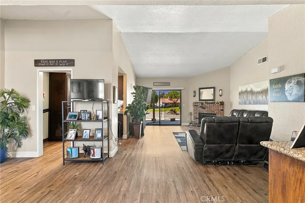 2518 Beech Tree Hemet, CA 92545