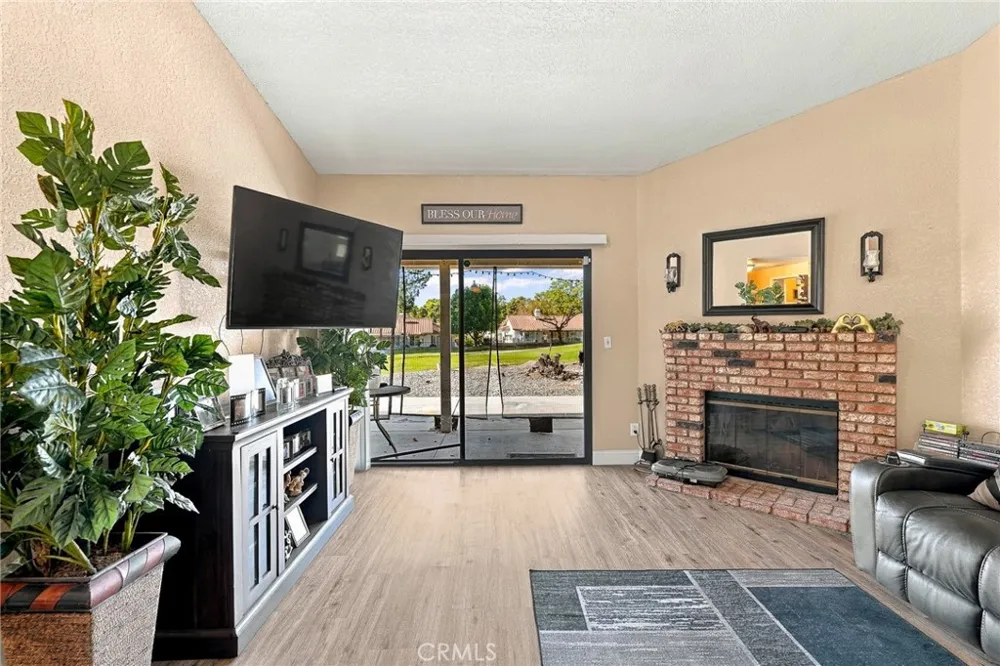 2518 Beech Tree Hemet, CA 92545