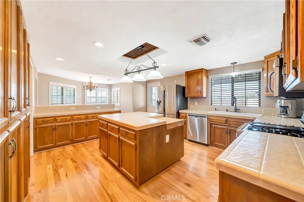 7523 W Avenue A Rosamond, CA 93560