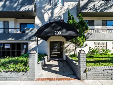 700 Westmount