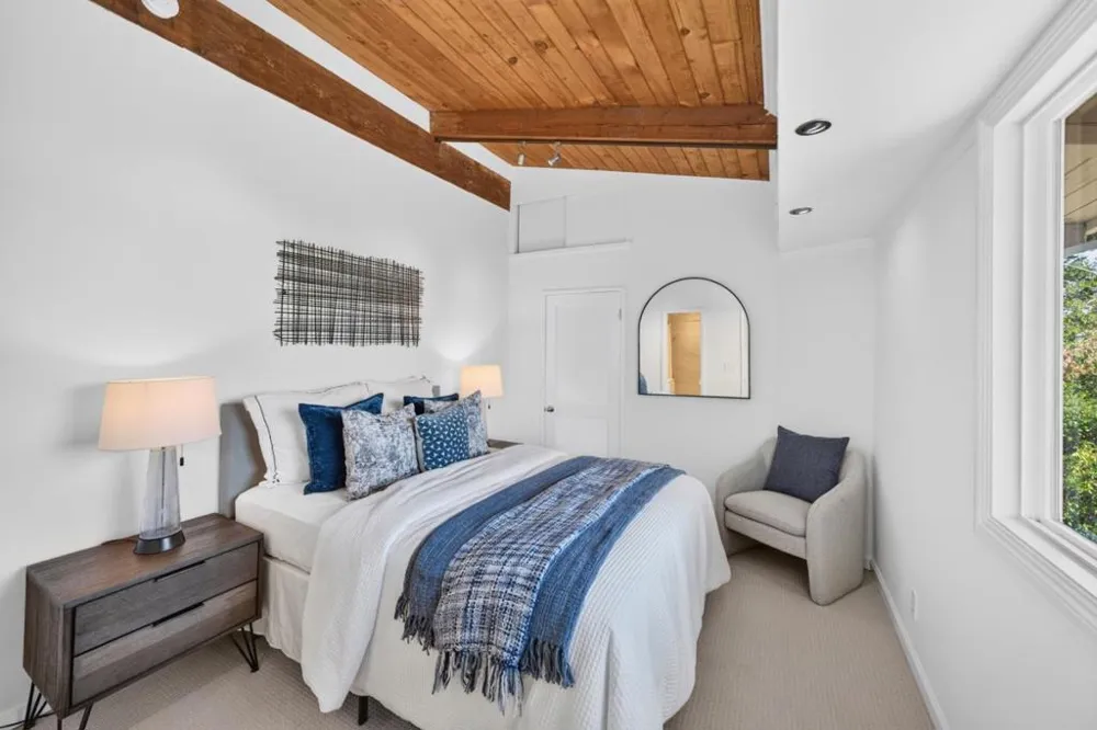 25322 La Rena Lane Los Altos Hills, CA 94022