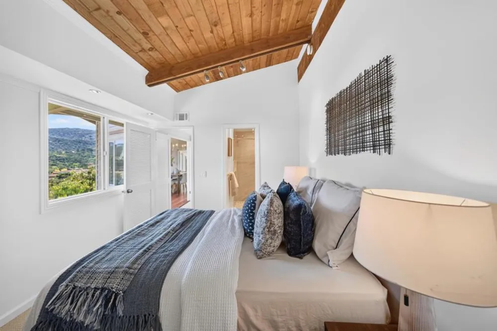 25322 La Rena Lane Los Altos Hills, CA 94022