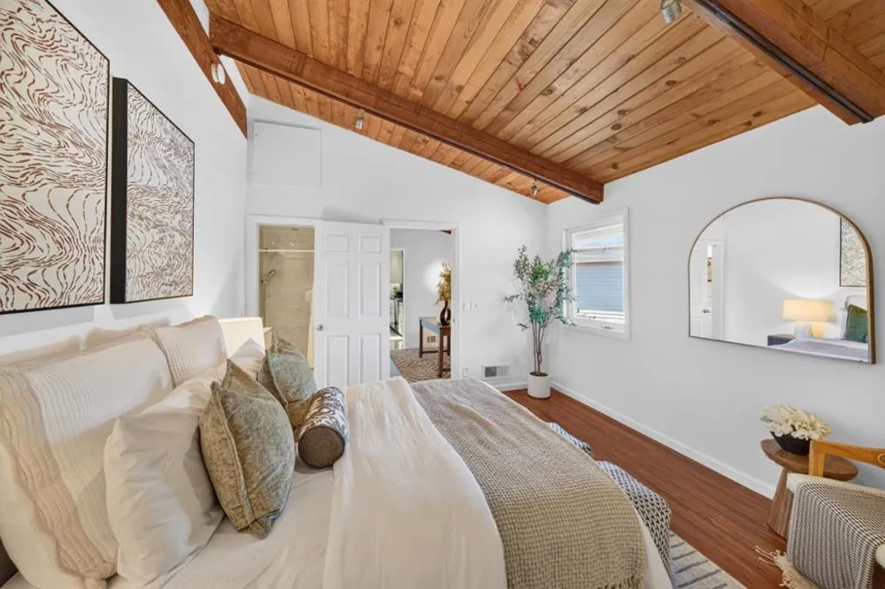 25322 La Rena Lane Los Altos Hills, CA 94022
