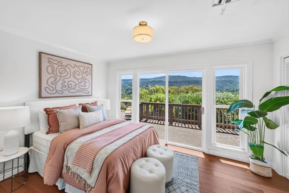 25322 La Rena Lane Los Altos Hills, CA 94022