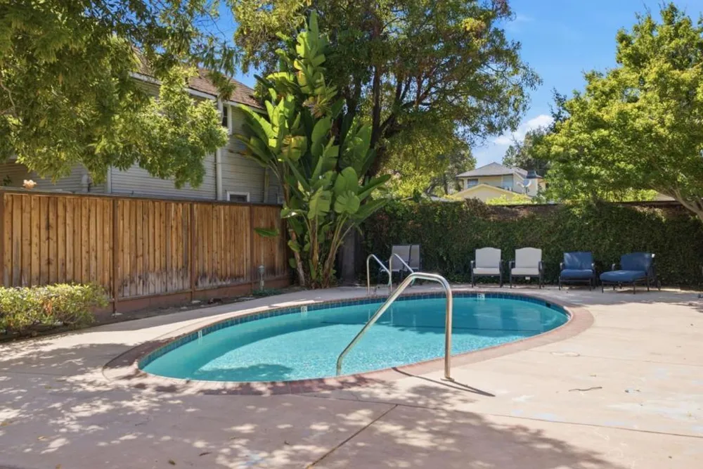 633 Forest Avenue Palo Alto, CA 94301