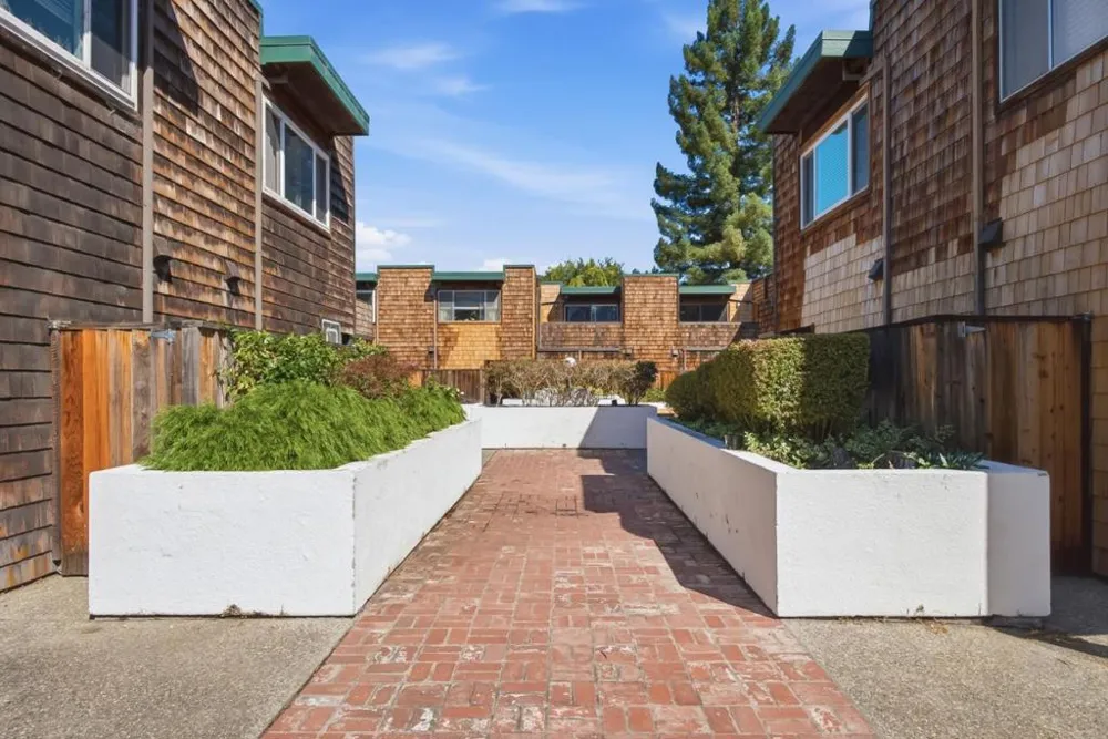 633 Forest Avenue Palo Alto, CA 94301