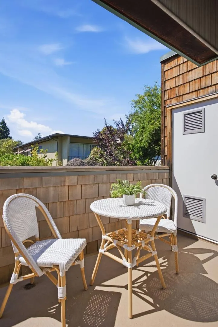 633 Forest Avenue Palo Alto, CA 94301
