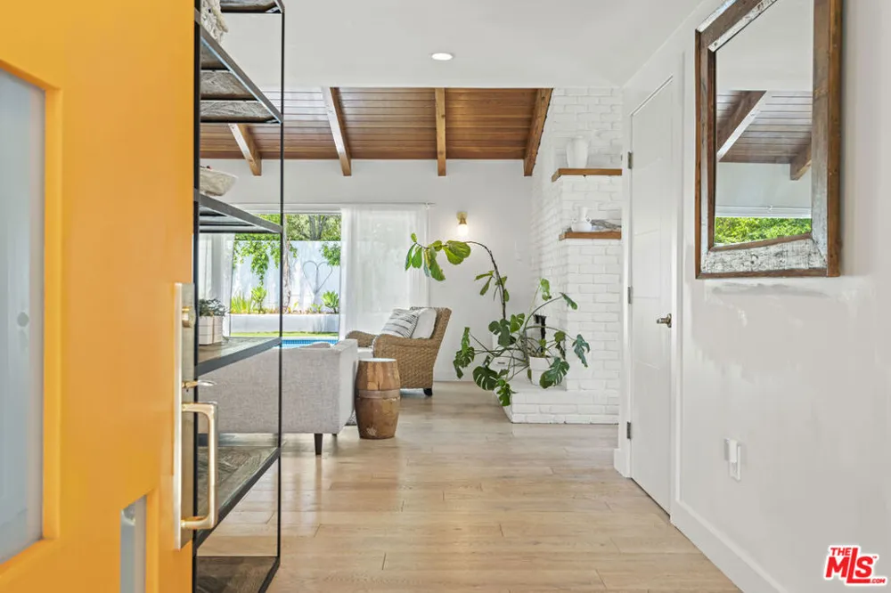 23023 Gainford Street Woodland Hills, CA 91364