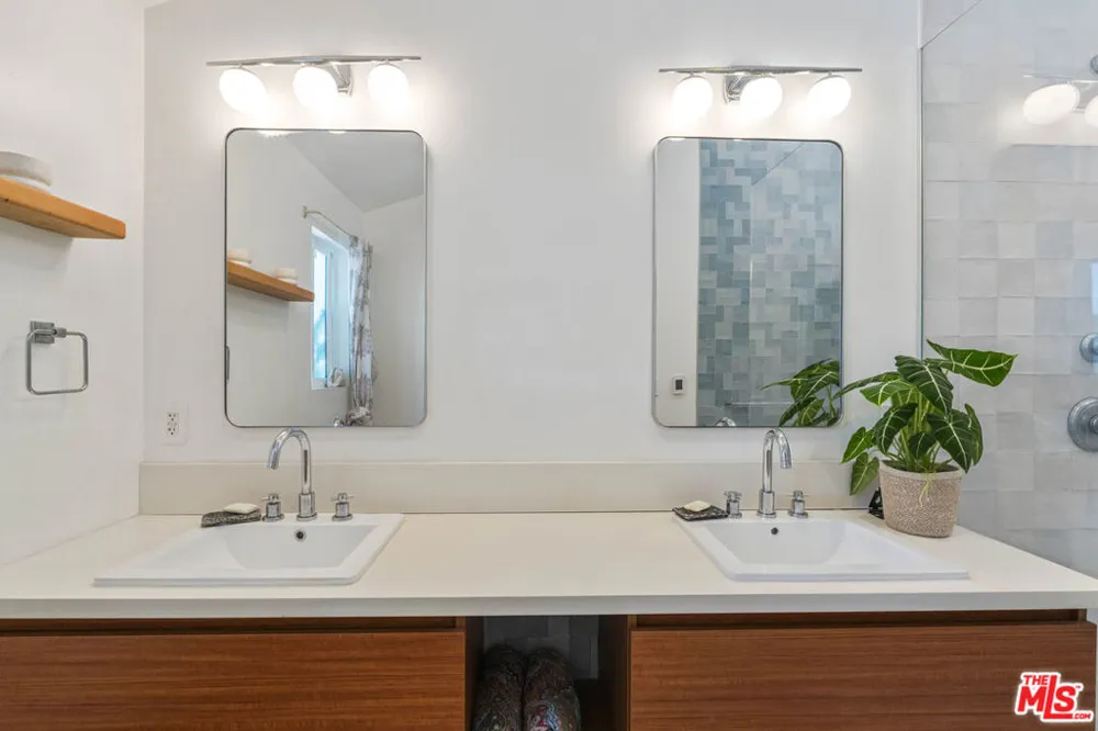23023 Gainford Street Woodland Hills, CA 91364