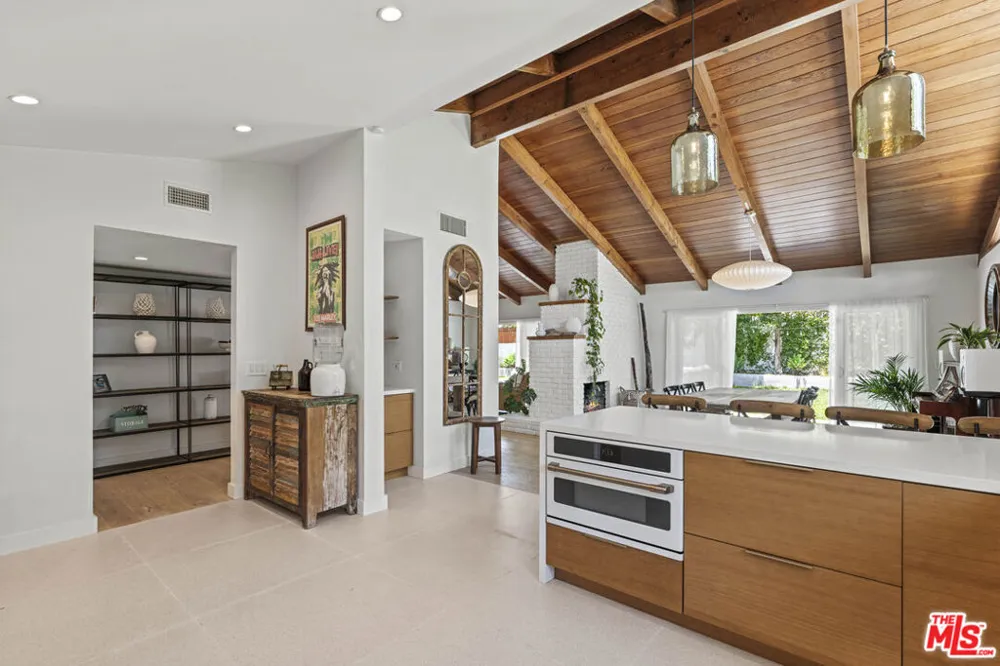 23023 Gainford Street Woodland Hills, CA 91364