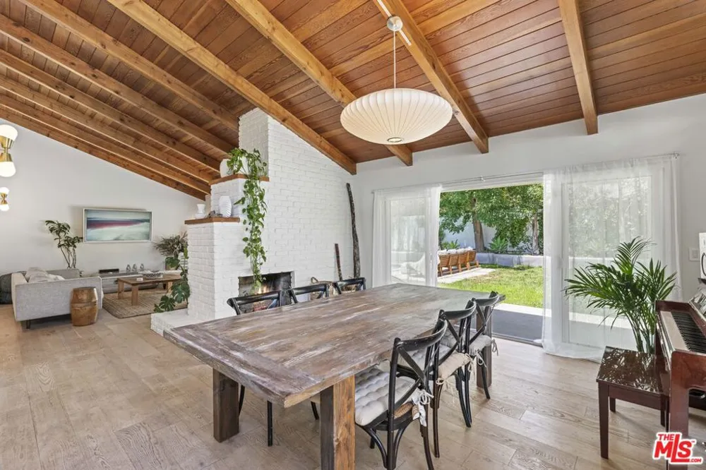 23023 Gainford Street Woodland Hills, CA 91364