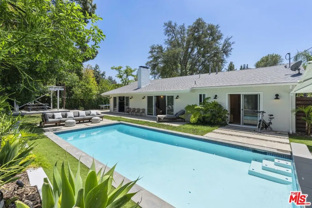 23023 Gainford Street Woodland Hills, CA 91364
