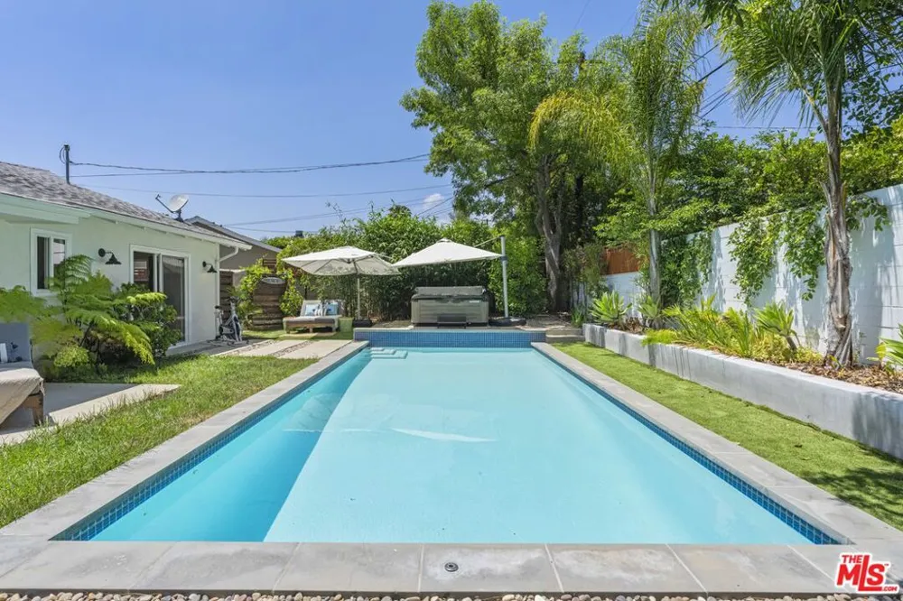 23023 Gainford Street Woodland Hills, CA 91364