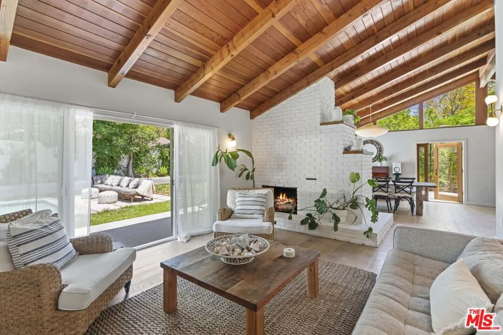 23023 Gainford Street Woodland Hills, CA 91364
