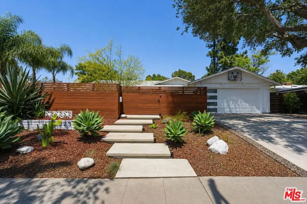 23023 Gainford Street Woodland Hills, CA 91364