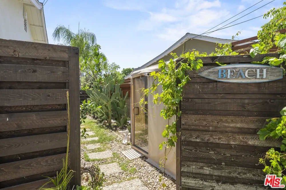 23023 Gainford Street Woodland Hills, CA 91364