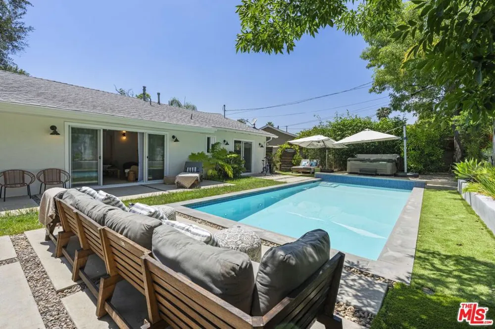 23023 Gainford Street Woodland Hills, CA 91364