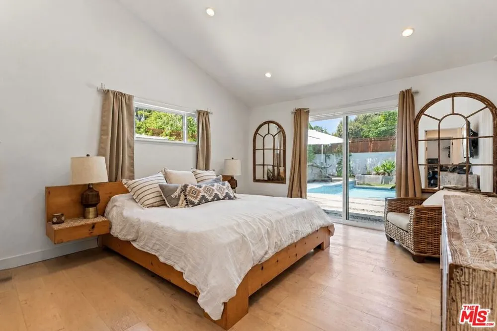 23023 Gainford Street Woodland Hills, CA 91364