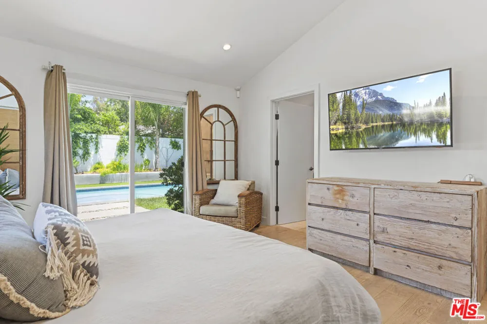 23023 Gainford Street Woodland Hills, CA 91364