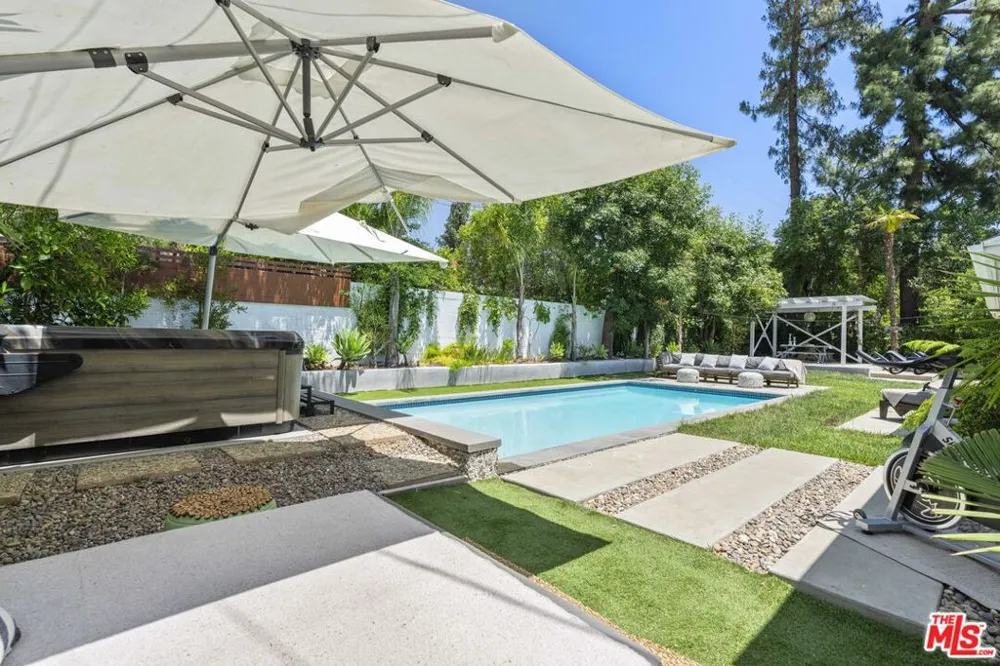 23023 Gainford Street Woodland Hills, CA 91364