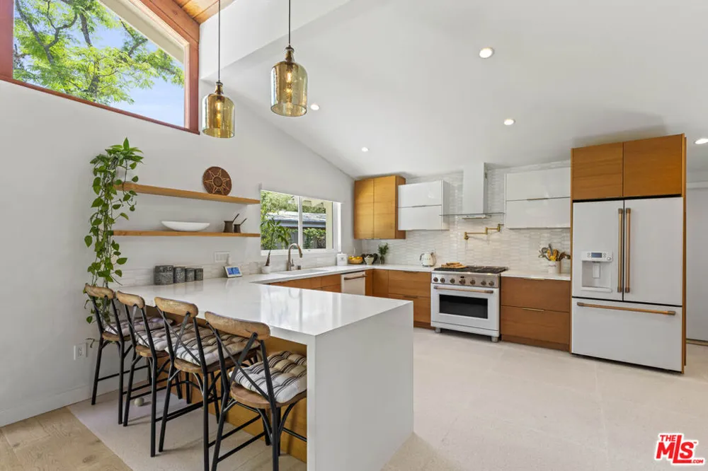 23023 Gainford Street Woodland Hills, CA 91364