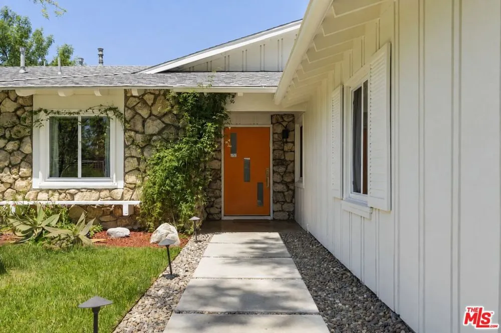 23023 Gainford Street Woodland Hills, CA 91364