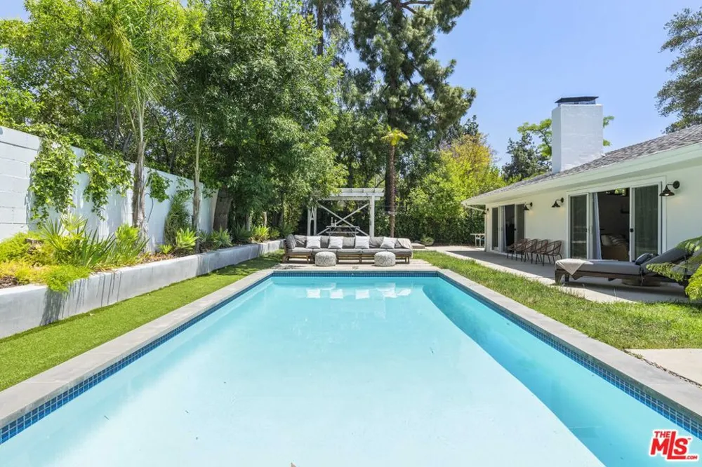 23023 Gainford Street Woodland Hills, CA 91364