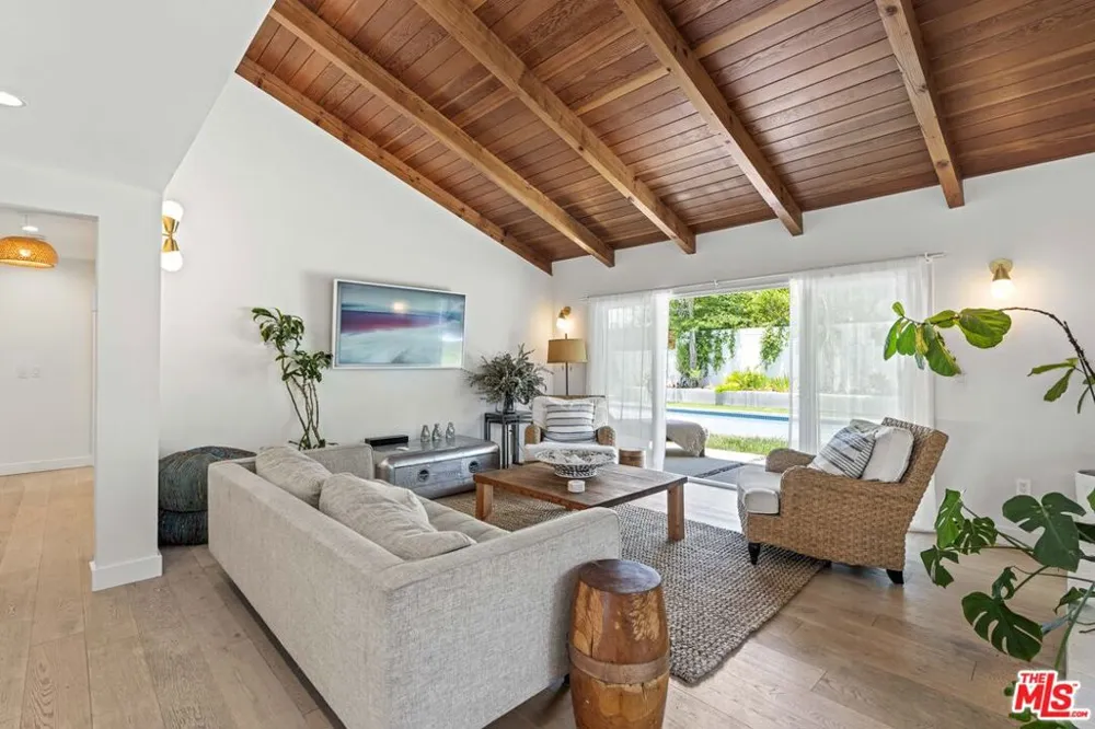 23023 Gainford Street Woodland Hills, CA 91364