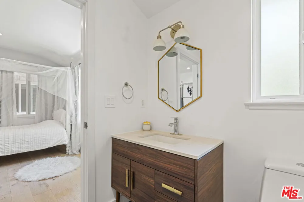 23023 Gainford Street Woodland Hills, CA 91364