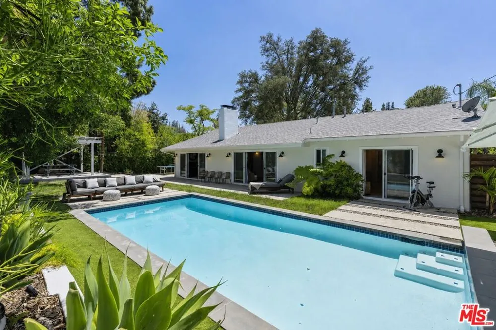 23023 Gainford Street Woodland Hills, CA 91364
