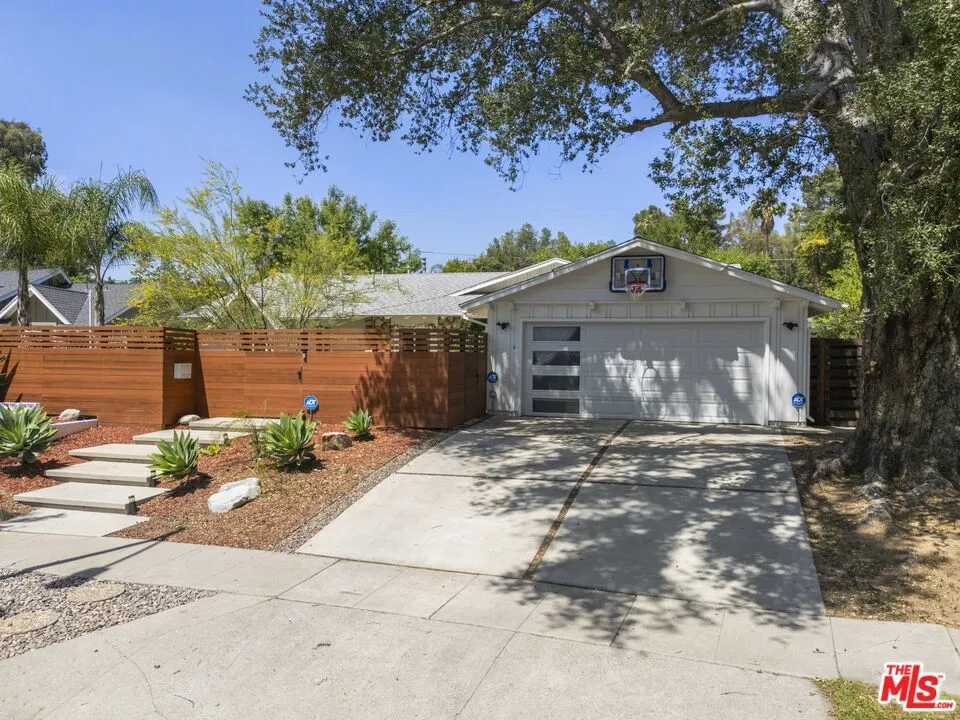 23023 Gainford Street Woodland Hills, CA 91364