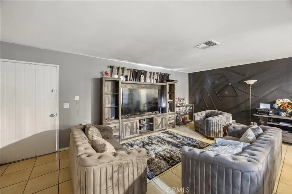 16337 Llanada Victorville, CA 92394