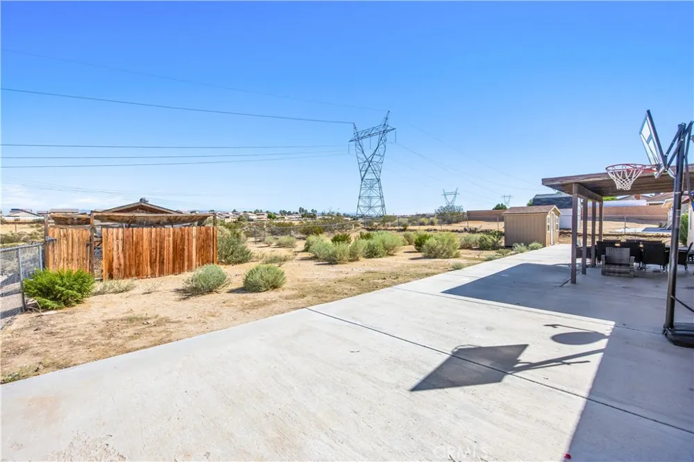 16337 Llanada Victorville, CA 92394