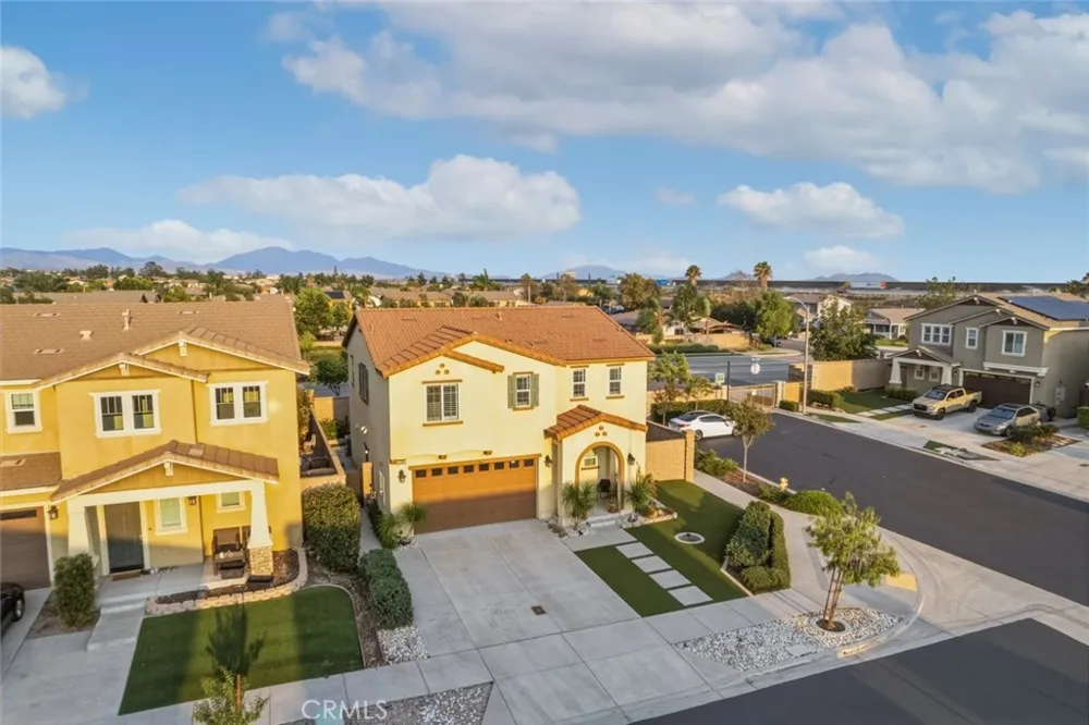 6389 Bluestone Way Fontana, CA 92336