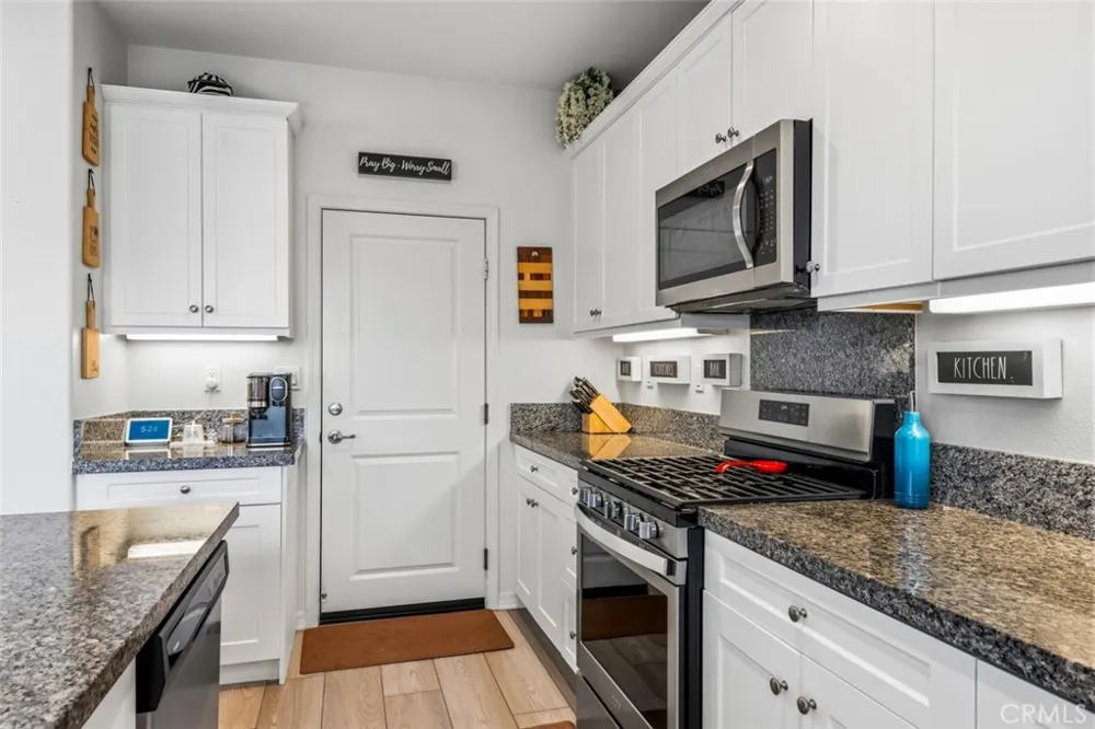 6389 Bluestone Way Fontana, CA 92336