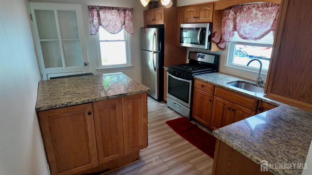 1142 Woodmere Drive Keyport, NJ 07735