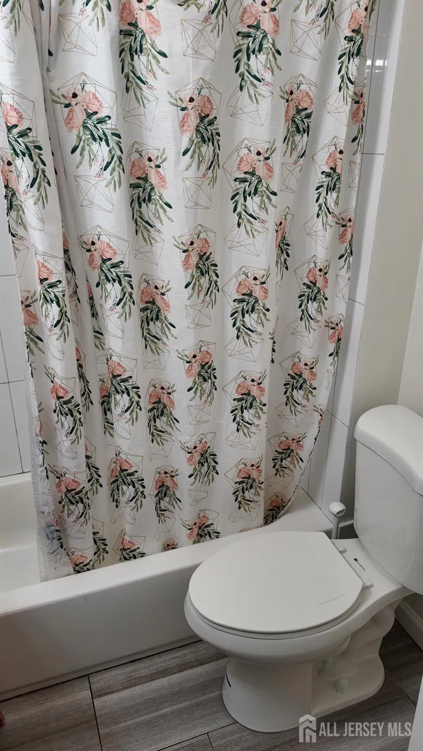 1142 Woodmere Drive Keyport, NJ 07735