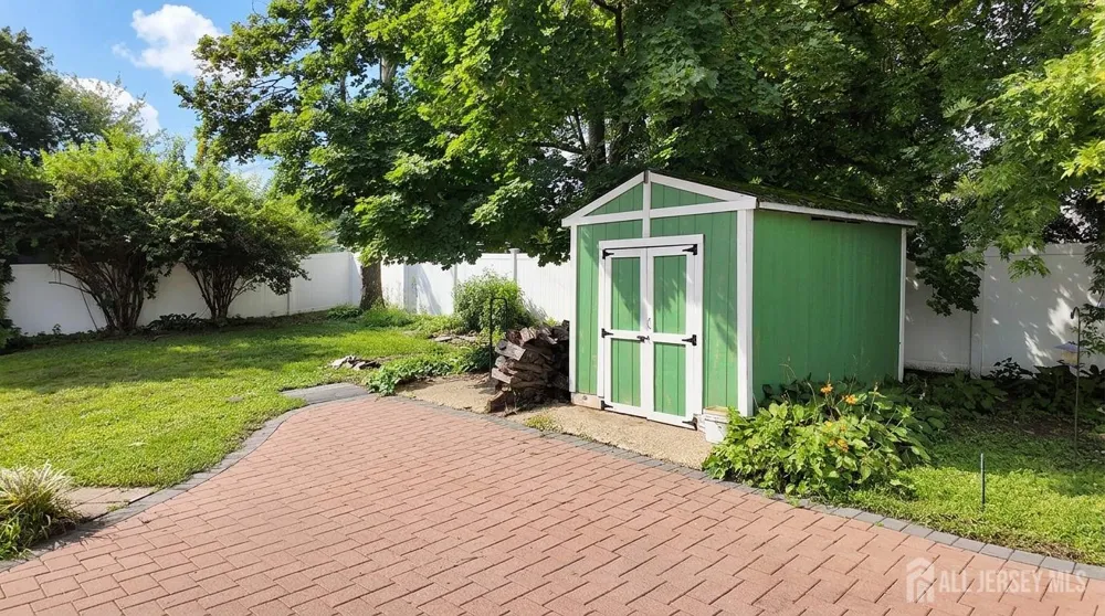 1142 Woodmere Drive Keyport, NJ 07735