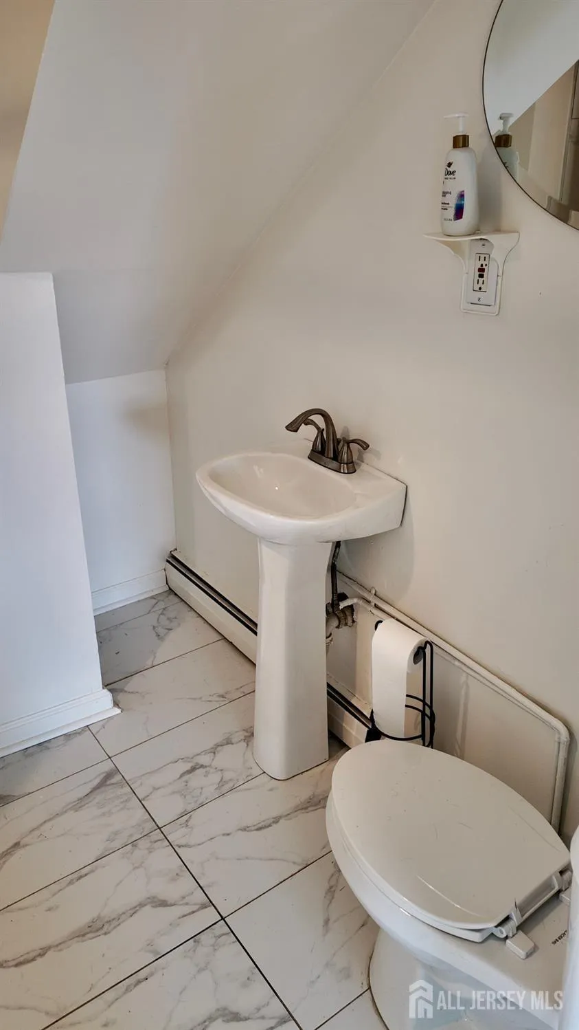 1142 Woodmere Drive Keyport, NJ 07735