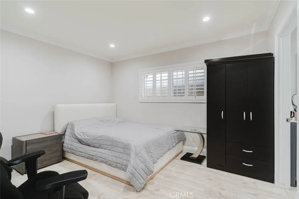 17451 Osborne Street Sherwood Forest, CA 91325