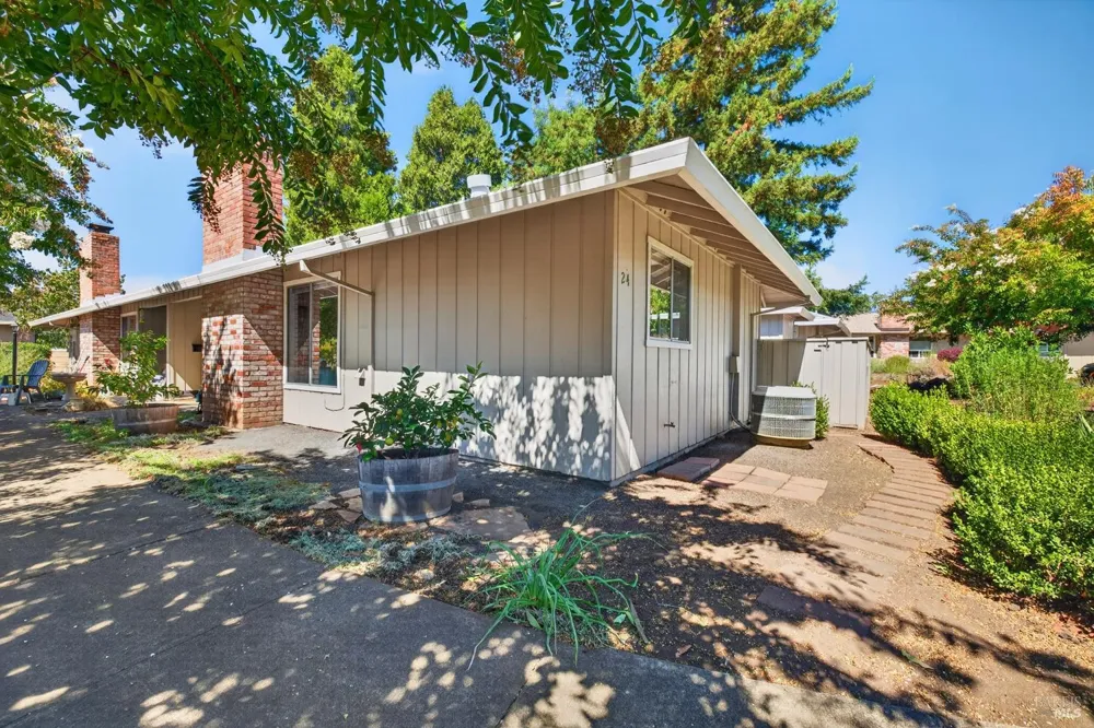 24 Aspen Meadows Circle Santa Rosa, CA 95409