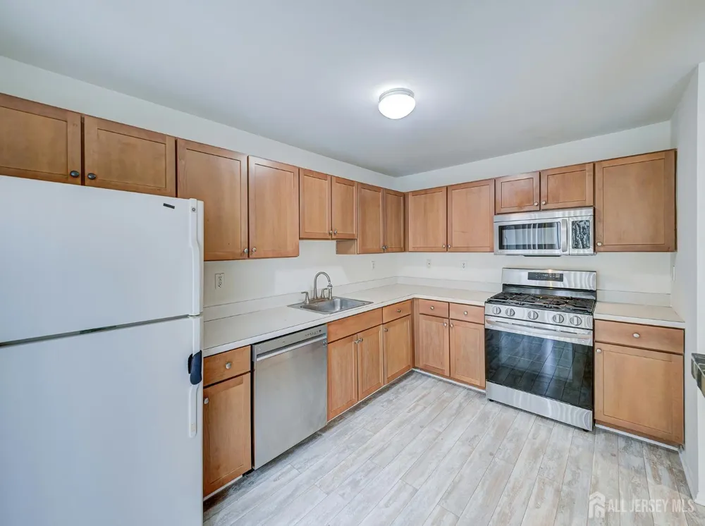 518 Great Beds Court Perth Amboy, NJ 08861