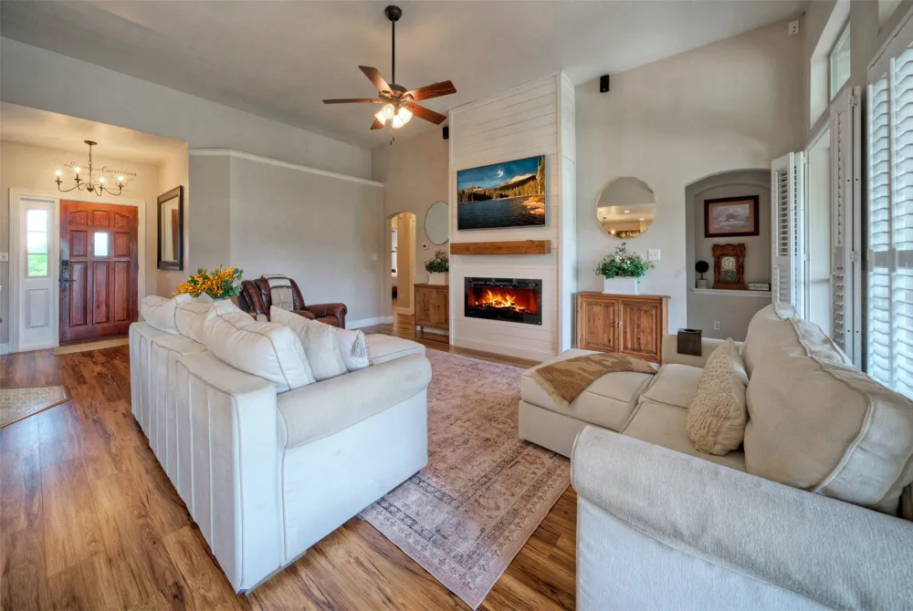 511 Chaneys Crossing Bertram, TX 78605