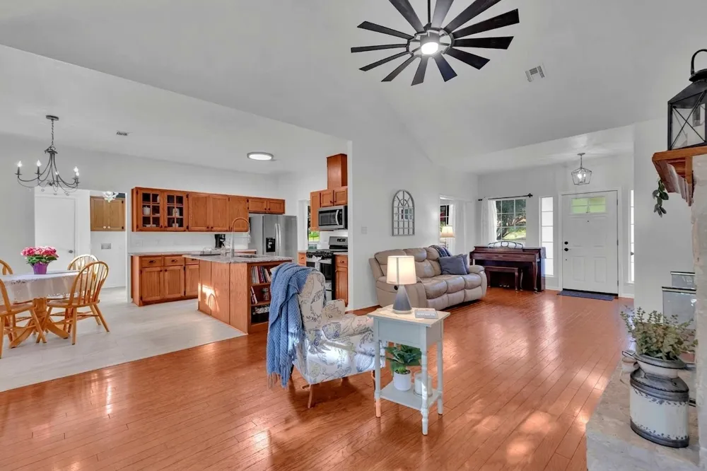 206 S Cowal Drive Spicewood, TX 78669