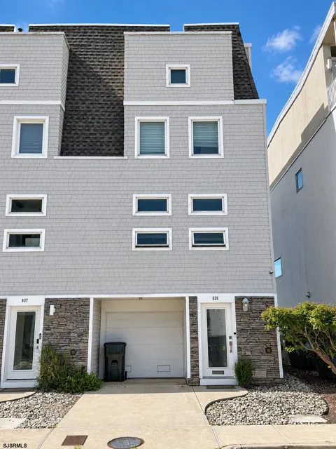 635 Carson Ave