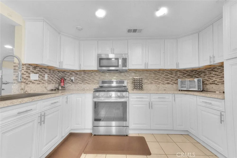 16 Sunset Ridge Pomona, CA 91766