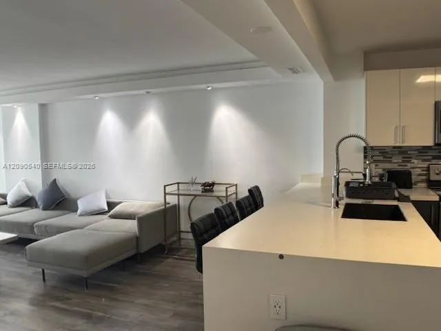 6450 Collins Ave #609 Miami Beach, FL 33141