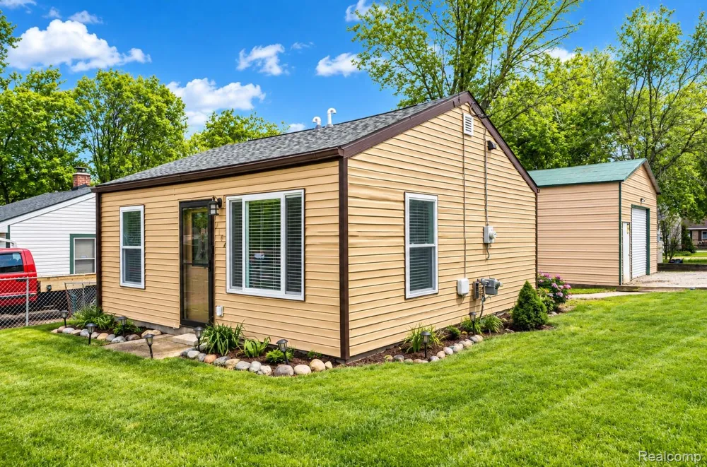 2182 E BOATFIELD AVENUE Burton City, MI 48529