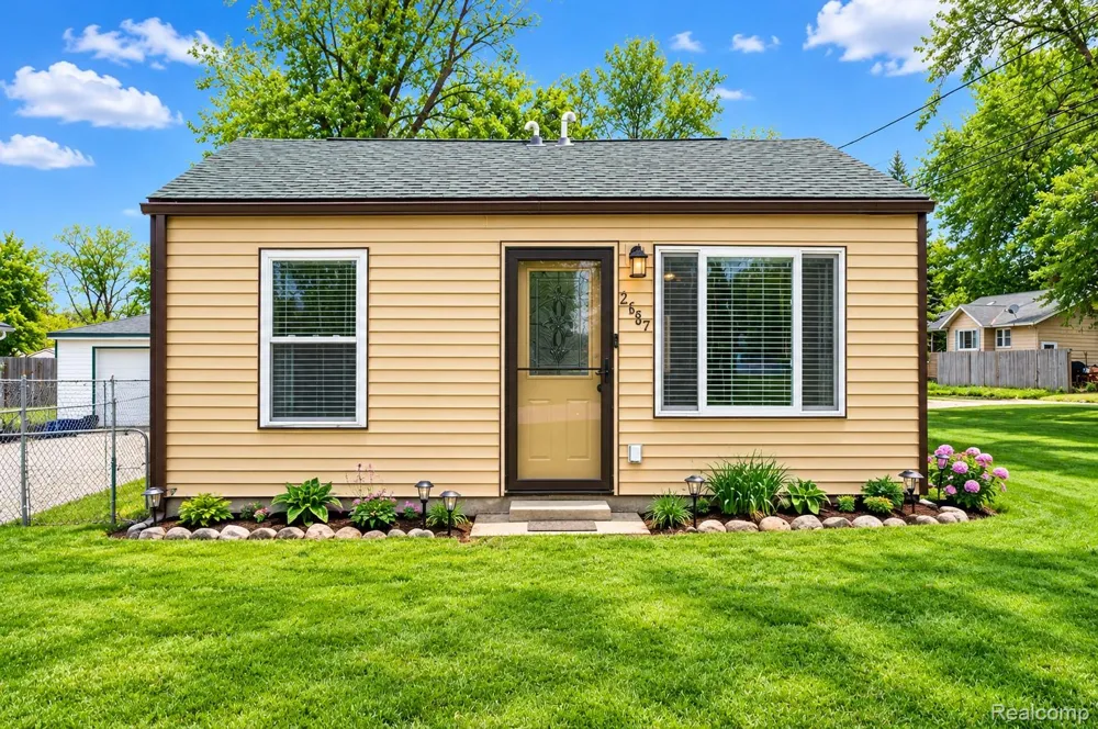 2182 E BOATFIELD AVENUE Burton City, MI 48529