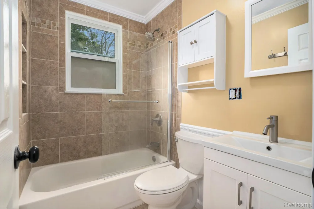 2182 E BOATFIELD AVENUE Burton City, MI 48529